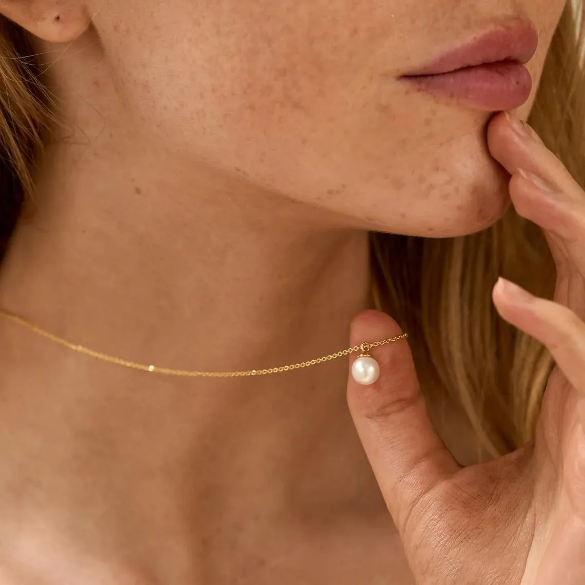 Gold Pearl Necklaces for Women: Dainty Pearl Pendant Necklace Simple 18K Gold Plated Pearl Choker Necklaces Trendy Pearl Jewelry for Women