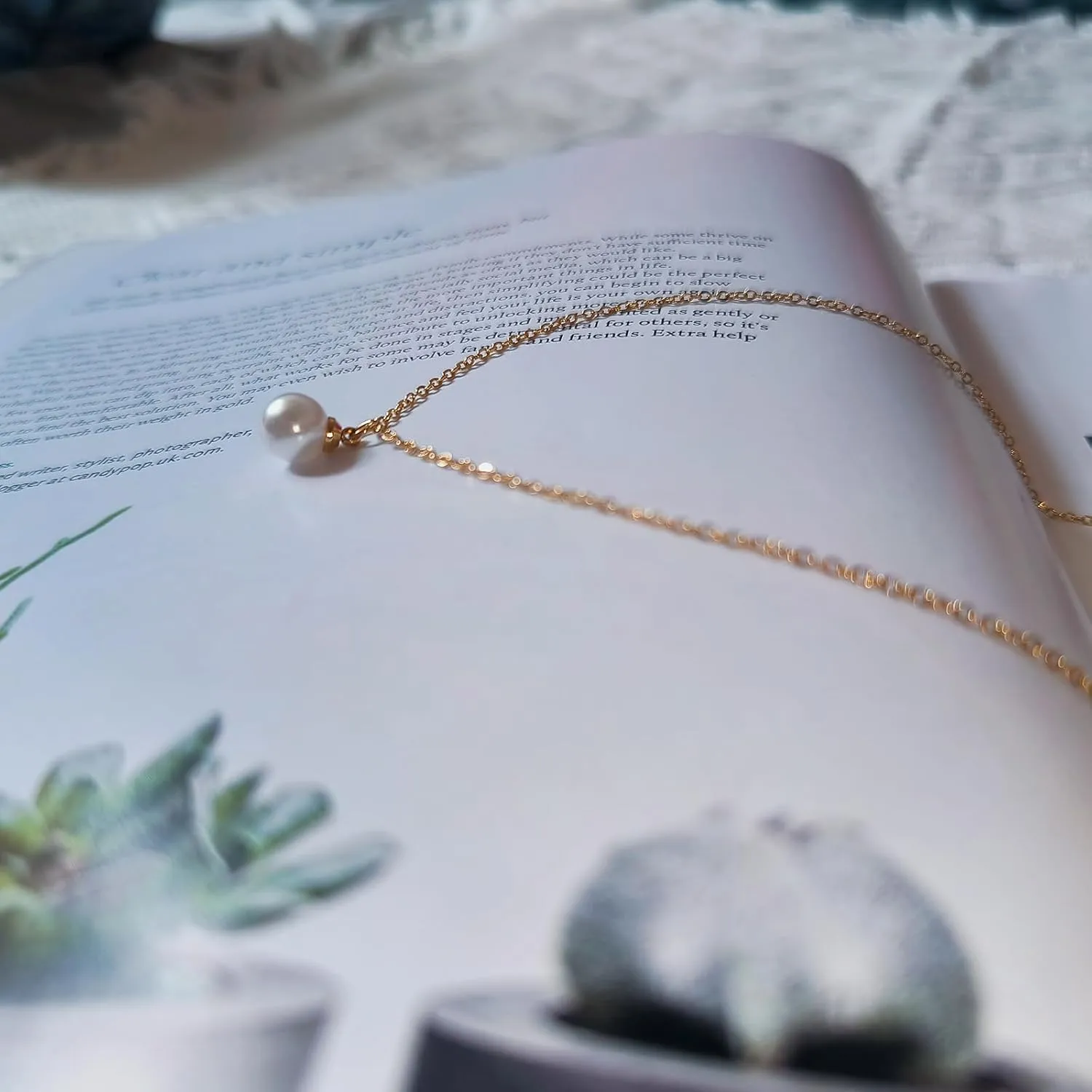 Pearl Necklaces for Women,18K Gold Plated Dainty Single Pearl Pendant Necklace Simple Pearl Choker Necklaces for Women Handmade Pearl Jewelry Bridesmaid Gifts