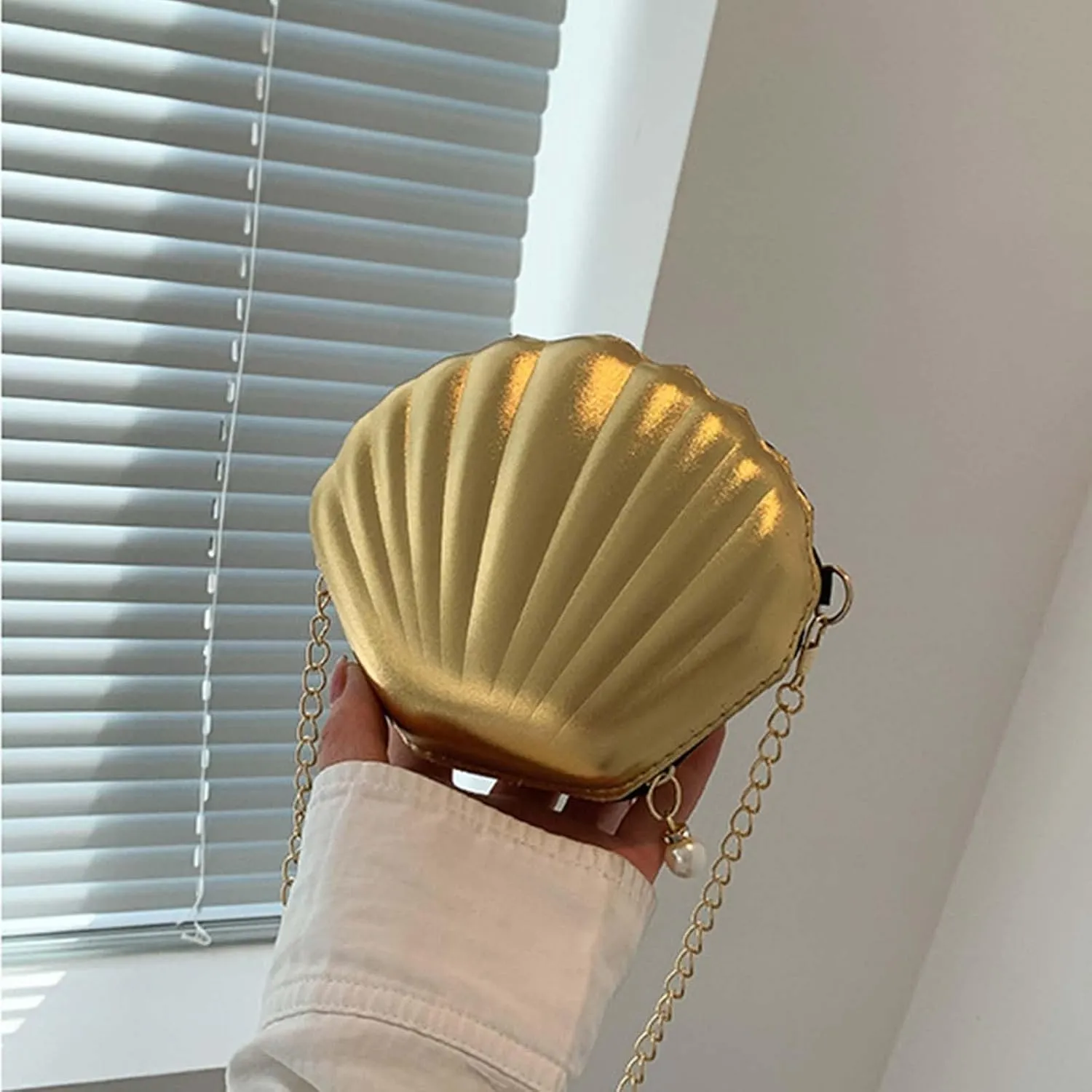 White Crossbody Bags for Women,Wristlet Purses for Women,Women Glitter Seashell Evening Bag Purse Chain Strap Clutch Handbag Pearl Shoulder Bag Fashion Mini Cross-body Bags
